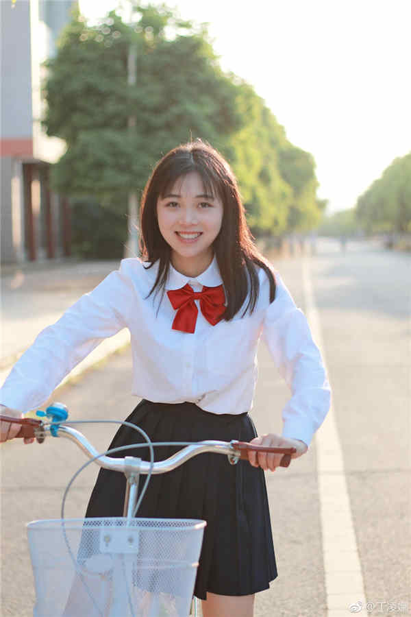 最美校服女神丁凌娜